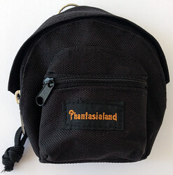 Ein schwarzer Mini Rucksack aus dem Phantasialand.