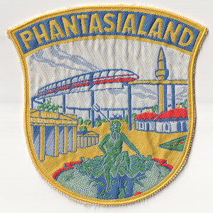 Phantasialand Aufnäher der Café Oriental, Neptunbrunnen, Monorail & Brandenburger Tor zeigt.