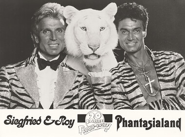 Siegfried & Roy mit einem weißen Tigern aus der "Phantasialand Siegfried & Roy Pressemappe von 1987".