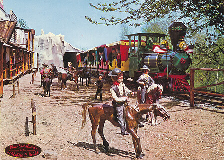 Phantasialand Ansichtskarte 2 Pacific-Western-Express der an Cowboys auf Pferden vorbei fährt.